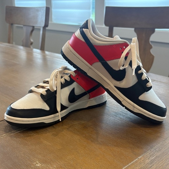 Nike Low Dunks SE Bright Crimson/Pale Ivory/Black - Picture 3 of 8